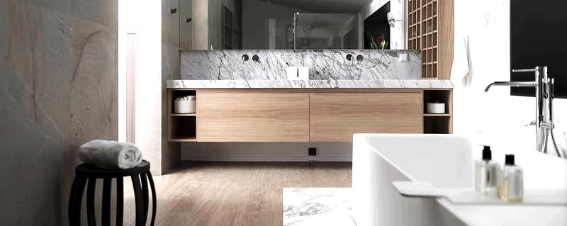 Modernes Badezimmer mit Waschtisch aus Marmor, Holzunterschrank und freistehender Badewanne