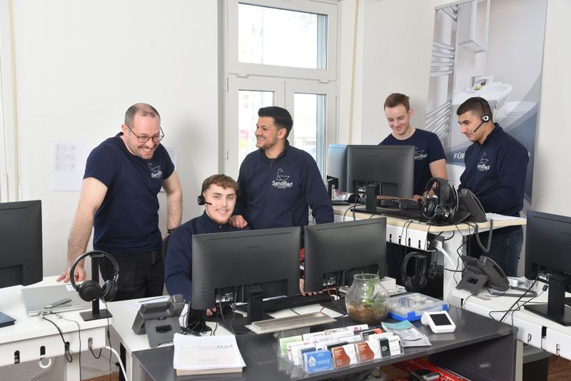 Das Team von SandBad bei der Beratung im Büro